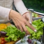 Como higienizar frutas, verduras e legumes com segurança: etapas e erros comuns