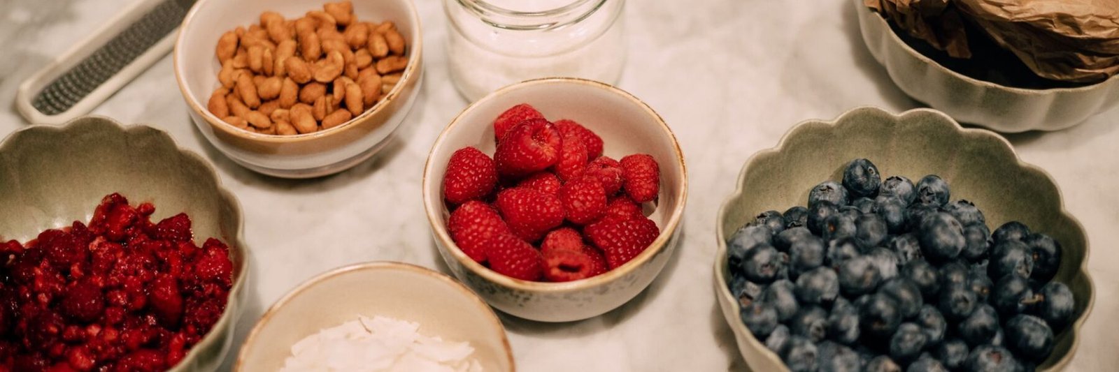 Receita: bowl de grãos com legumes assados e molho de tahine