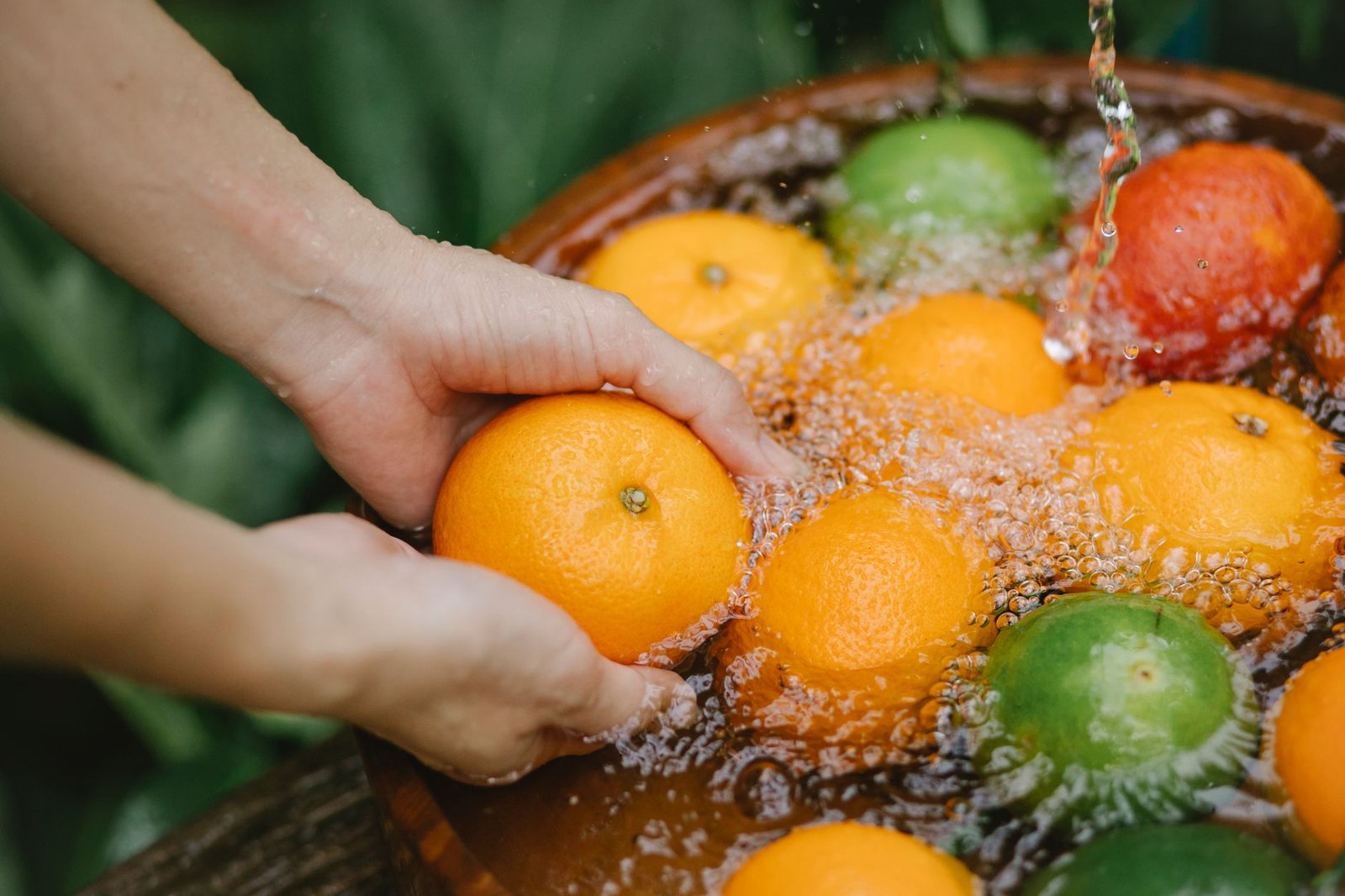 Como higienizar frutas, verduras e legumes com segurança: etapas e erros comuns